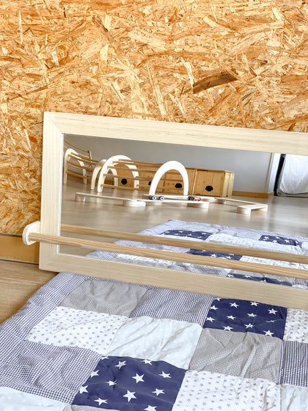 Espejo Montessori con barra